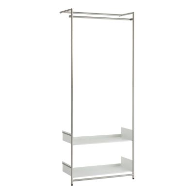 Comba Anlehngarderobe mit glänzendem Chromgestell und zwei weißen Ablageflächen. Moderne Garderobenlösung für Flur und Schlafzimmer.
